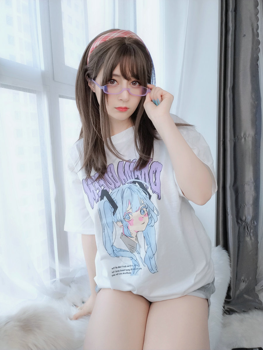 Coser小姐姐白银 - 宅家女友 [59P4V-276MB]
