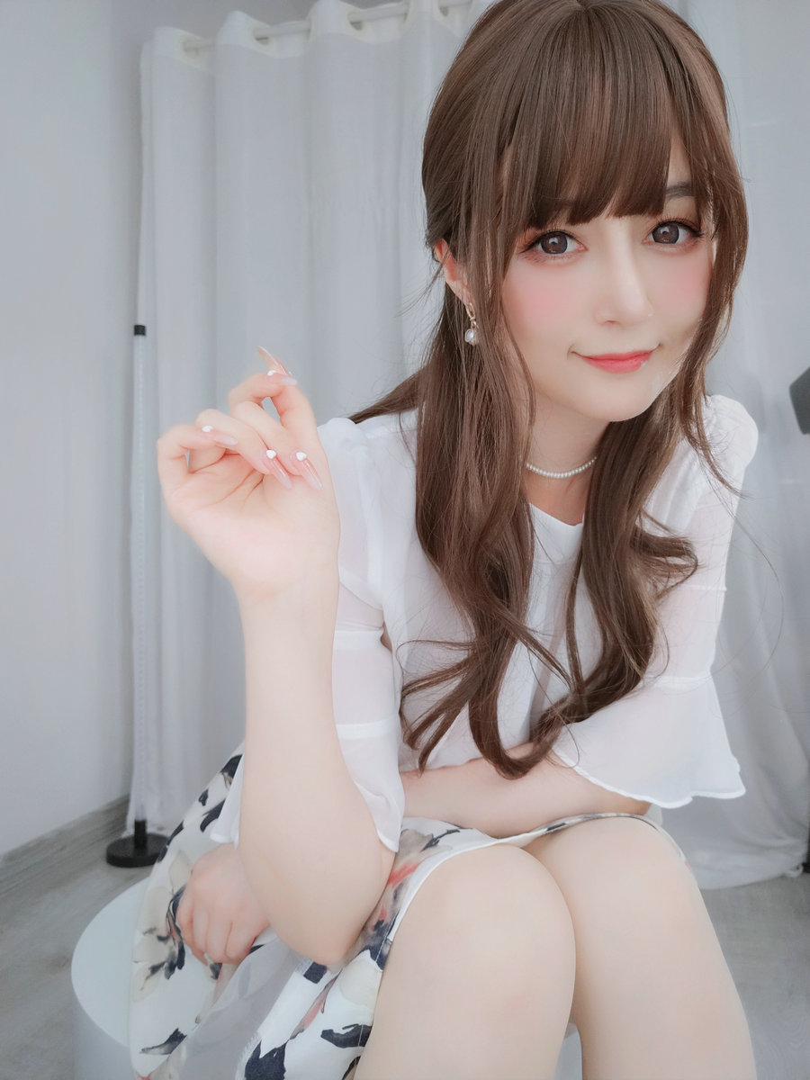 Coser小姐姐白银 - 肉丝人妻 [123P2V-381MB]