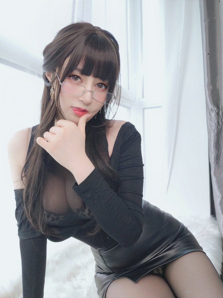 Coser小姐姐白银 - 黒糸女上司 [23P1V-90MB]