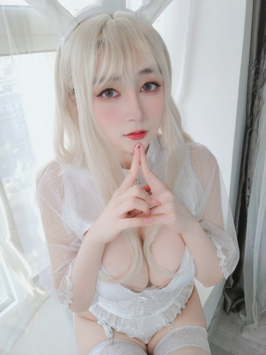 Coser小姐姐白银 - 白丝兔兔兔兔 [73P1V-208MB]