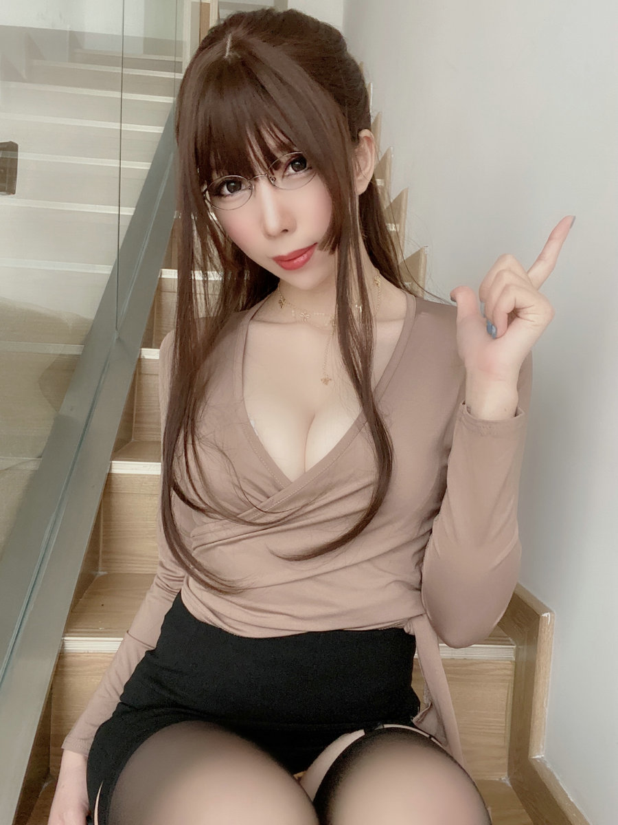 二次元巨乳美女鹿野希 - OL黑丝豹纹 [62P2V-121MB]