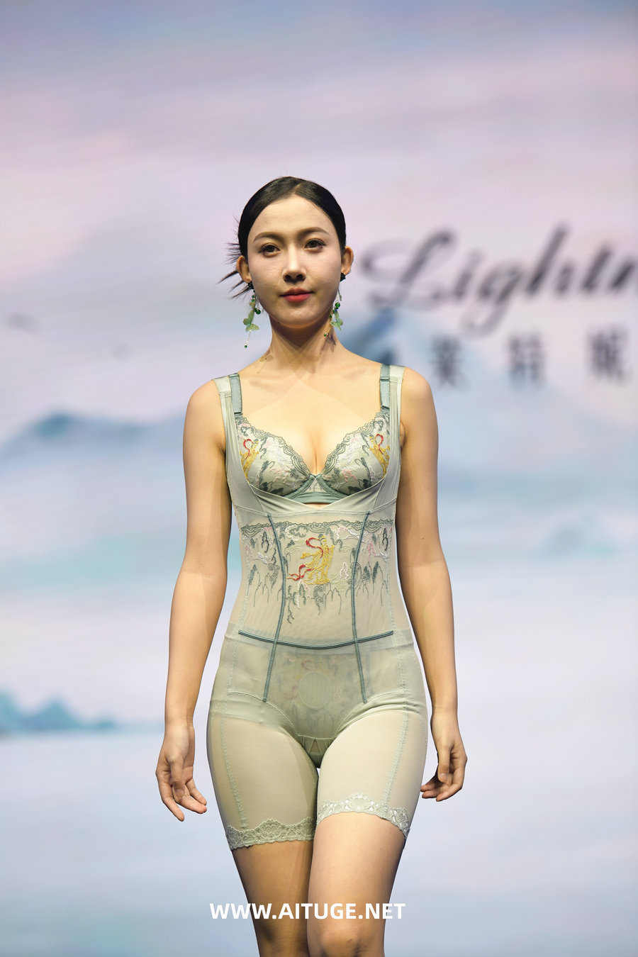 精选街拍视频 No.9094 束身内衣 [487P-11.3GB]