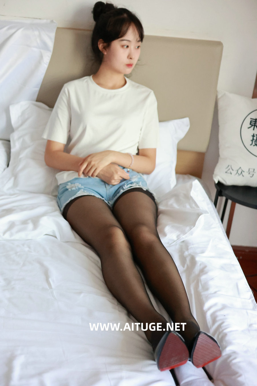 三禾摄影 No.012 牛仔热裤 高跟 长丝 [208P-1.26GB]