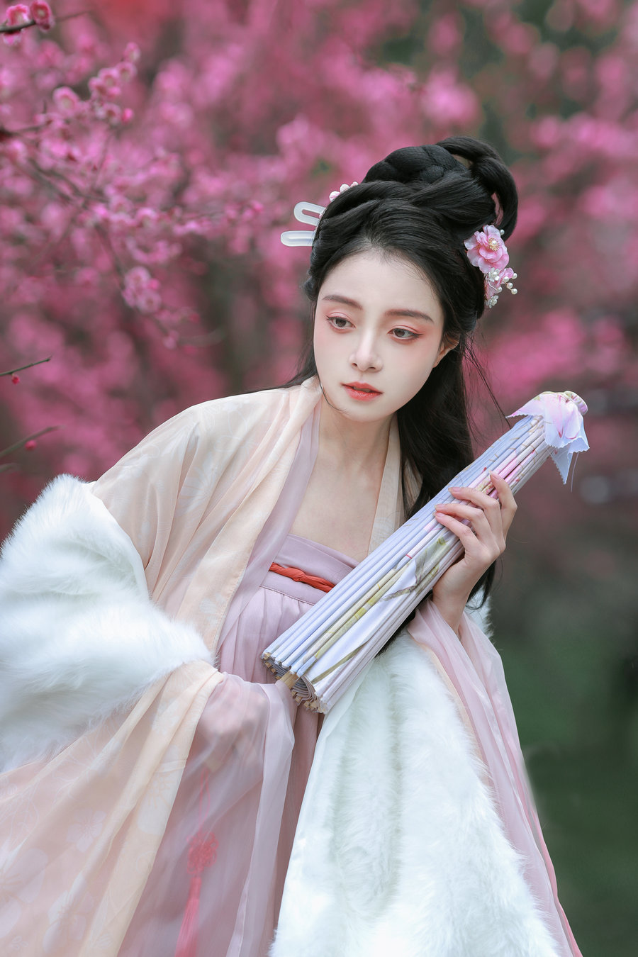 [YITUYU]艺图语 2025.05.28 红梅 岁岁如意 [14P-202MB]