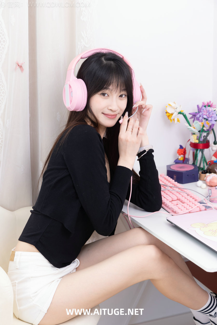 物恋传媒 No.2663 山奈-帆布鞋、自然穿脏白棉袜、裸足 [172P1V-3.24GB]