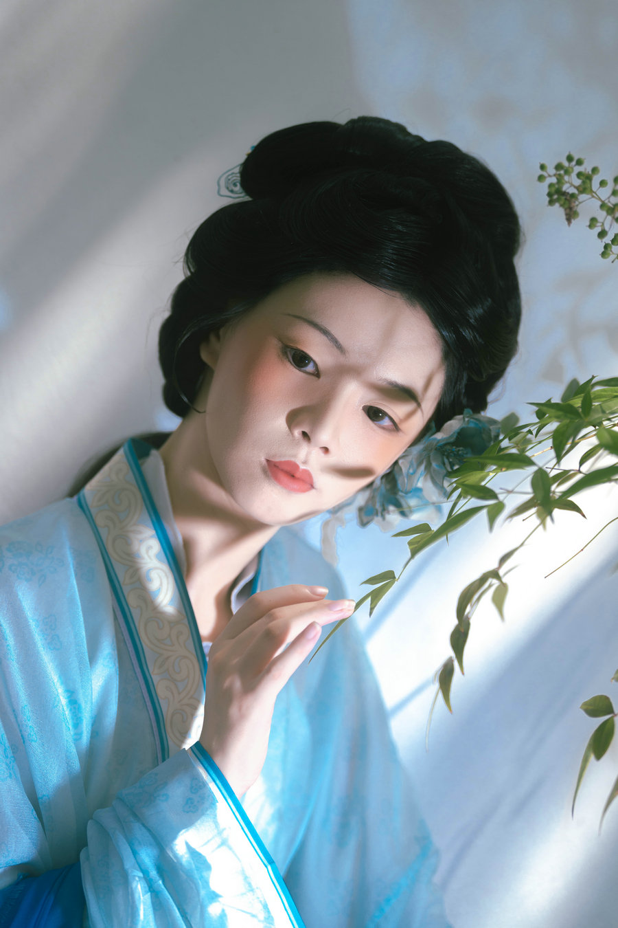 [YITUYU]艺图语 2025.10.22 月白衣裳白玉人 [9P-119MB]