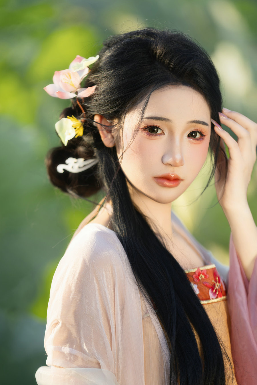 [YITUYU]艺图语 2025.10.24 荷香沁骨，美人入画 [13P-89MB]