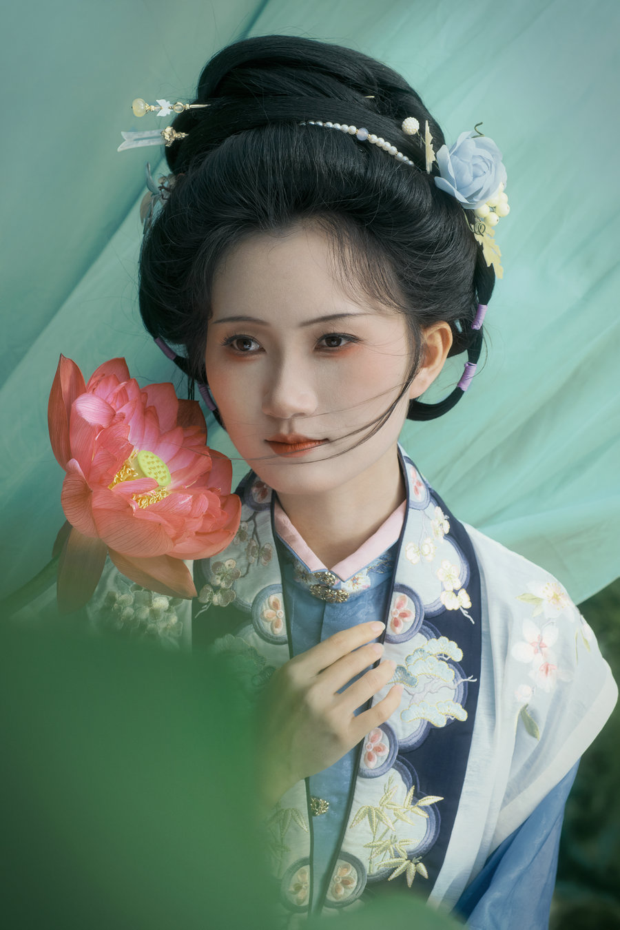[YITUYU]艺图语 2025.11.13 风吻荷梢时，听见了莲的低语 冰皮月亮蛋~ [9P-254MB]