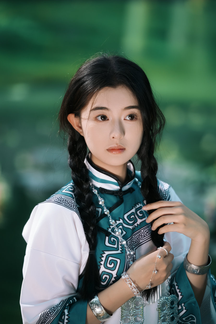 [YITUYU]艺图语 2026.03.18 误入江南水墨画里的民族风少女 尼古拉斯依 [10P-263MB]
