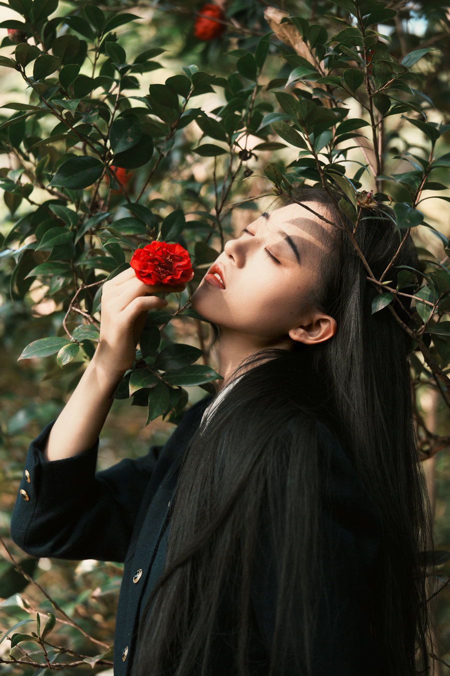 [YITUYU]艺图语 2026.03.19 当深黑制服的沉静遇上山茶花的热烈 曲清河 [18P-448MB]