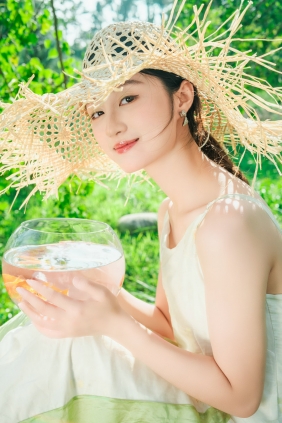 [YITUYU]艺图语 2025.12.24 已经怀念的夏日 糊涂国国王 [22P-418MB]