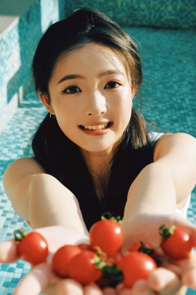 [YITUYU]艺图语 2025.10.24 蕃茄味的夏天 何薇羽 [9P-243MB]
