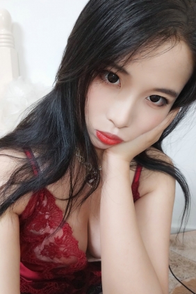 轩萧学姐 - 酒红色睡衣 [36P3V-209MB]