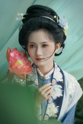 [YITUYU]艺图语 2025.11.13 风吻荷梢时，听见了莲的低语 冰皮月亮蛋~ [9P-254MB]
