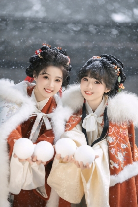 [YITUYU]艺图语 2025.12.20 岁岁与君嬉 是只琳+一堆零一 [37P-398MB]