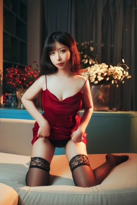 熊丫丫 - 红色睡裙 [15P-123MB]