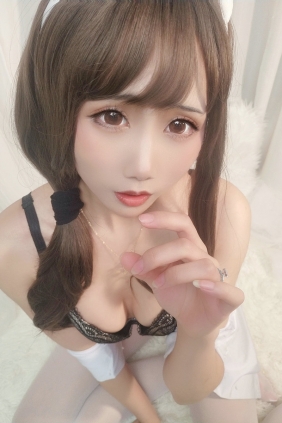 动漫博主曉美媽 - (圣诞自拍)护士人妻 [12P-18MB]