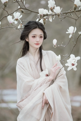 [YITUYU]艺图语 2025.05.05 风动暗香浓 赤嫣在这里～ [14P-142MB]