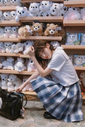 动漫博主阿了个fifi - 自拍 [4P-11MB]