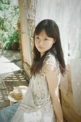 [YITUYU]艺图语 2025.10.28 我们上升，低低飞过夏天 [18P-200MB]