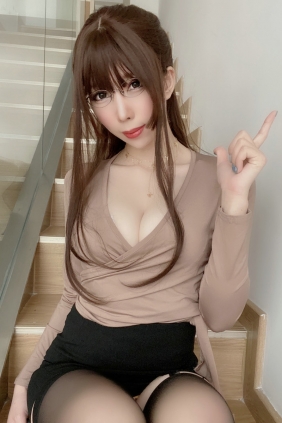 二次元巨乳美女鹿野希 - OL黑丝豹纹 [62P2V-121MB]