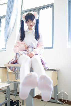 柴系小乖(稚乖画册) - 夜夜 80D 白丝JK [63P1V-821MB]