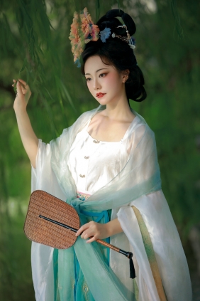 [YITUYU]艺图语 2025.11.28 宋仕女图  “误入眉眼，可叹惊鸿” [9P-145MB]