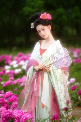 [YITUYU]艺图语 2025.05.18 芍药花海 荔枝小耶 [13P-260MB]