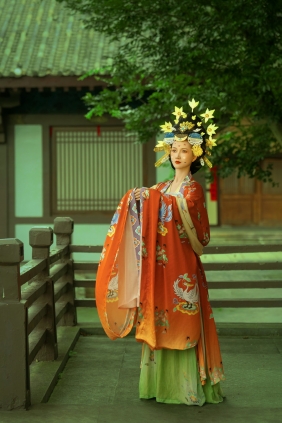[YITUYU]艺图语 2025.10.22 唐·供养人 冰皮月亮蛋~ [9P-302MB]