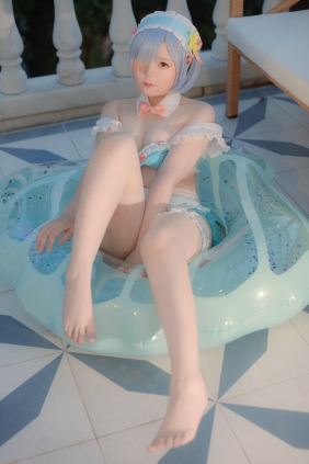 きょう肉肉 Vol.20 屋外プールにいる&#128153;レムちゃん [50P1V-670MB]
