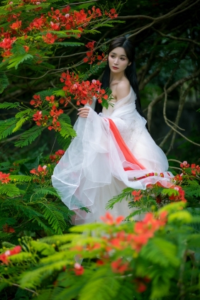 [YITUYU]艺图语 2025.05.13 凤凰花开 小冉 [19P-254MB]