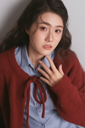 [YITUYU]艺图语 2025.12.12 miumiu风圣简约圣诞照 楠楠 [24P-185MB]