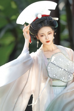 [YITUYU]艺图语 2025.11.03 蕉叶古庭 不听山 [12P-121MB]
