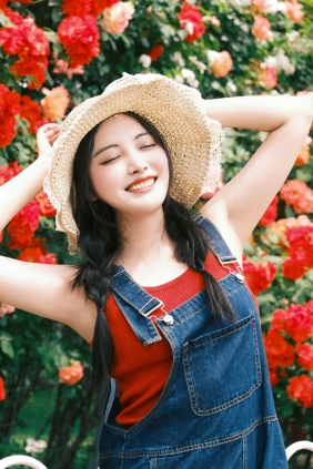 [YITUYU]艺图语 2025.10.31 让花开成故事，让荆棘长成铠甲 雪落_摸鱼使我快乐...