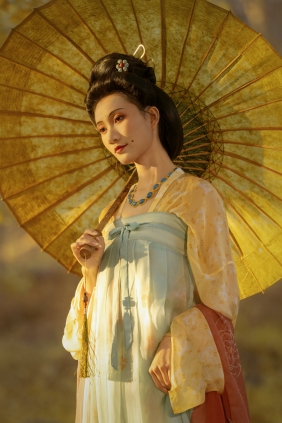 [YITUYU]艺图语 2025.11.01 一叶知秋诗意浓 冰皮月亮蛋~ [12P-480MB]