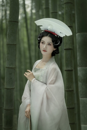 [YITUYU]艺图语 2025.10.21 北宋仕女·等肩冠 冰皮月亮蛋~ [9P-250MB]