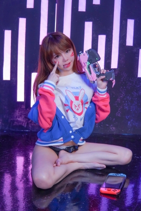 Sally Dorasnow - DVA Gamer Girl [10P-102MB]