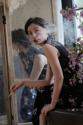 [YITUYU]艺图语 2026.01.08 紫薇轻绽，一抹嫣红入画 春山 [11P-418MB]