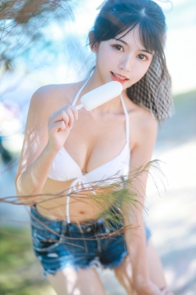 超人气Coser鳗鱼霏儿 - 海边 [46P-674MB]