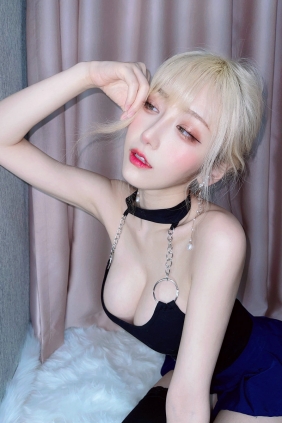 人气Coser啾小妍 - 金发芭比 [40P-113MB]